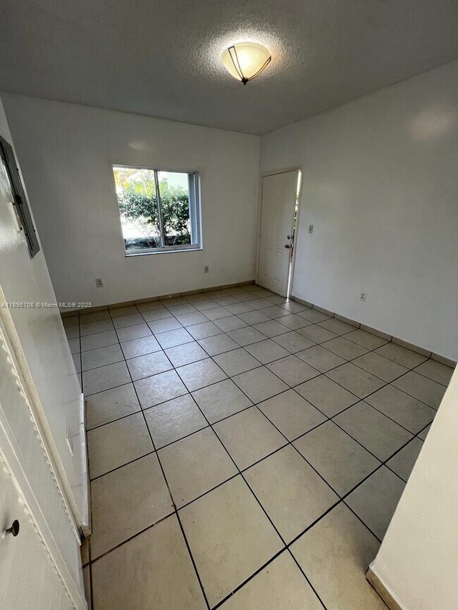 Building Photo - 452 SW 10th St