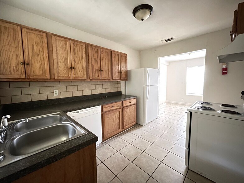 Building Photo - 812-812 Estelle Ave