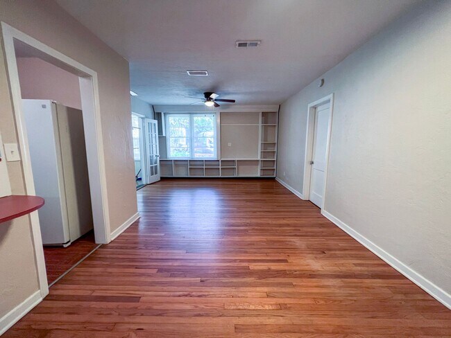 Building Photo - 2/2 House Walking Distance to Campus - Available Fall 2026!