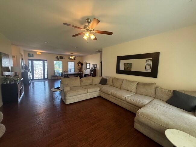 Building Photo - 300 SW Bordeaux Ct