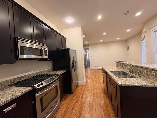 Building Photo - 815 Neil Ave