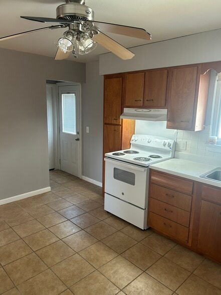 Building Photo - 1900 W Clark St