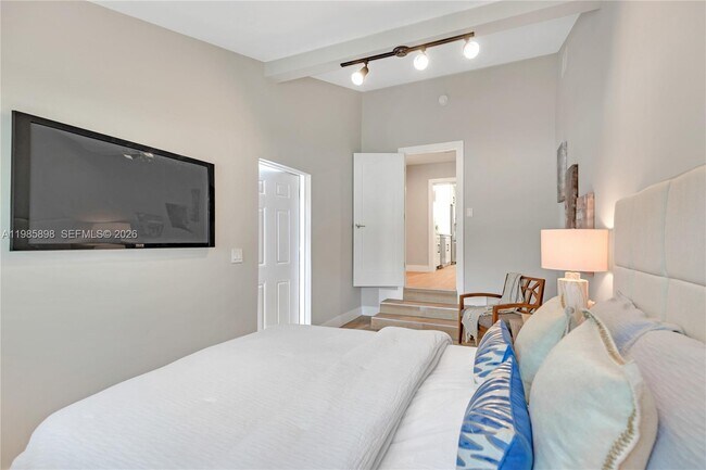 Building Photo - 1045 NE 84th St