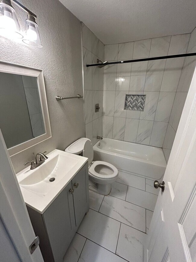 Primary Photo - 4915 Heyworth Ave