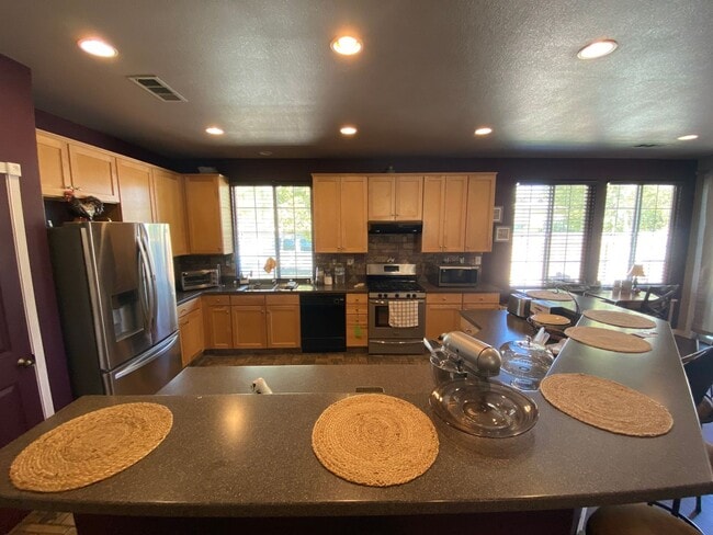 Building Photo - Beautiful Single Story 3 Bedroom 2 Bath! WITH SOLAR!