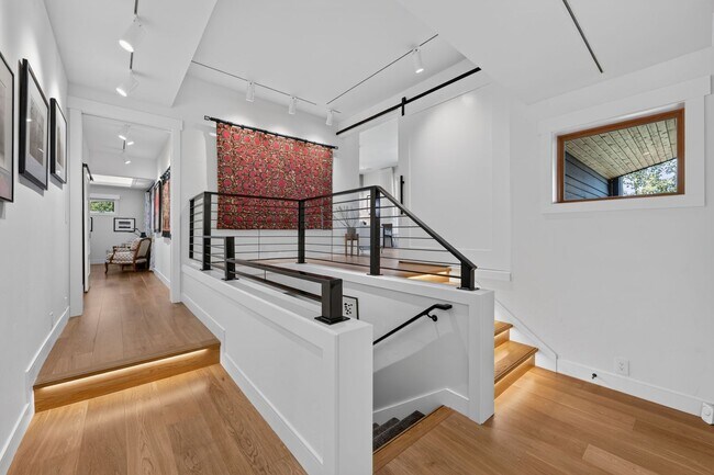 Building Photo - Stunning Mountain Home