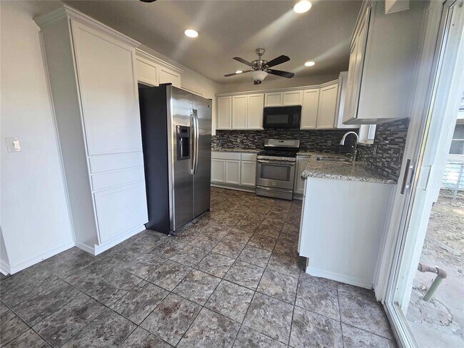 Building Photo - 3325 Beechwood Dr