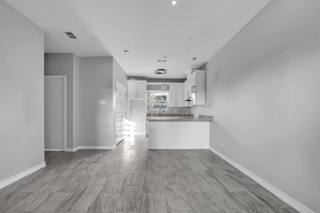 Building Photo - 2707 Sanders Ave
