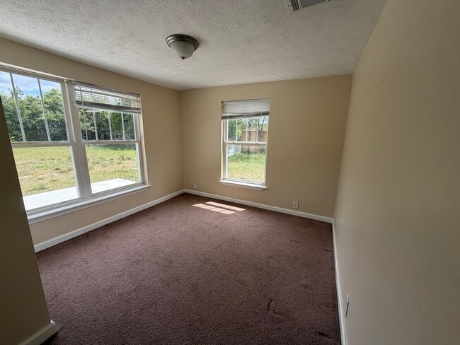 Building Photo - 3 bed 2 bath