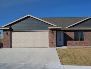 Building Photo - 2 BED | 2 BATH | DOUBLE GARAGE | TOWNHOME | SOUTH