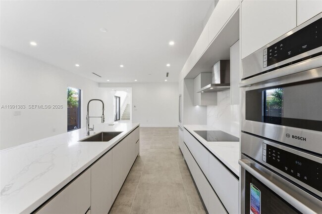 Building Photo - 2840 SW 32nd Ct