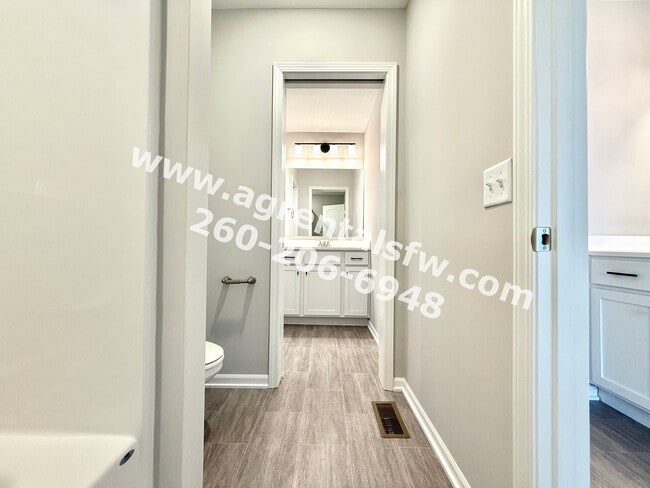 Building Photo - 3 Bedroom Residence