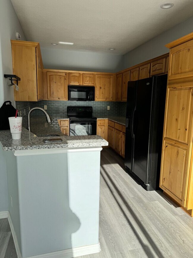 Building Photo - Townhouse with Spacious layout and convien...