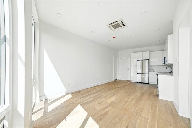 Building Photo - 38 Hichborn St