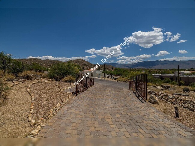 Building Photo - "Spacious Tucson Retreat with Granite Eleg...