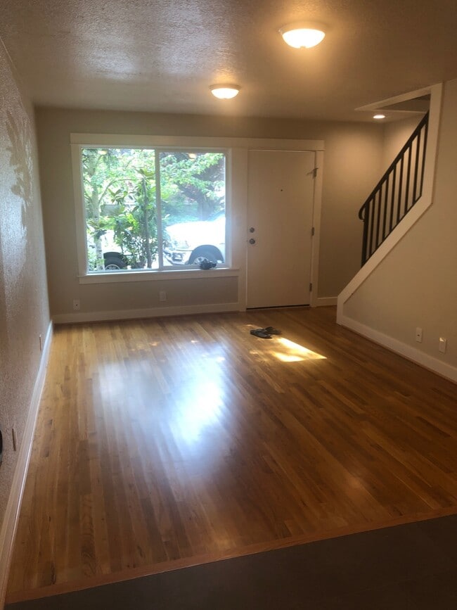 Building Photo - Taggart TownHouse Hardwood's, Patio, Park, Pets, Bike, Bus