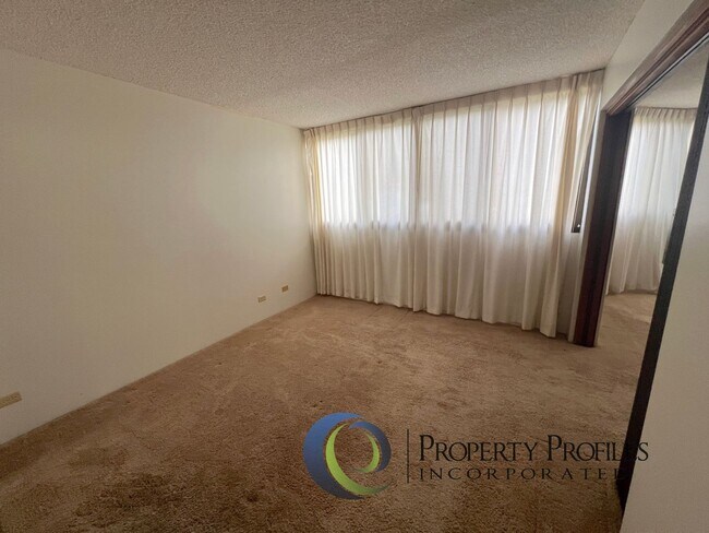 Building Photo - Country Club Plaza - 1 Bedroom 1 Bath 1 Pa...