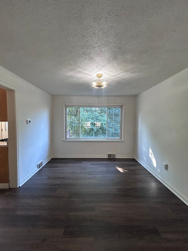 Building Photo - 3 Bedroom Single Family Home (Perry Hilltop)