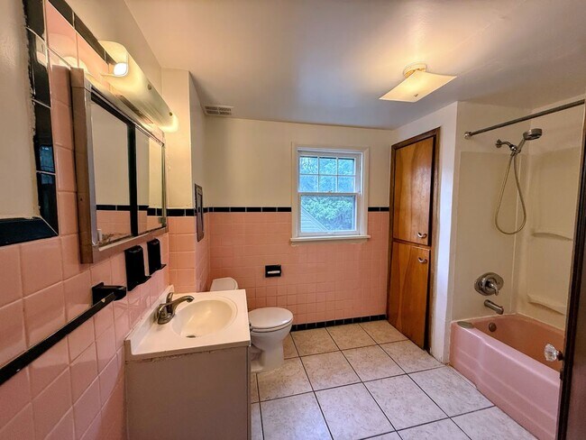 Building Photo - Four bedroom one bathroom home for rent