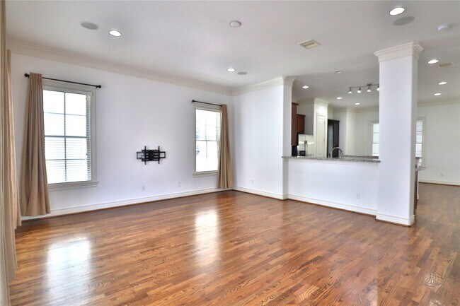 Building Photo - 3257 Maxroy St
