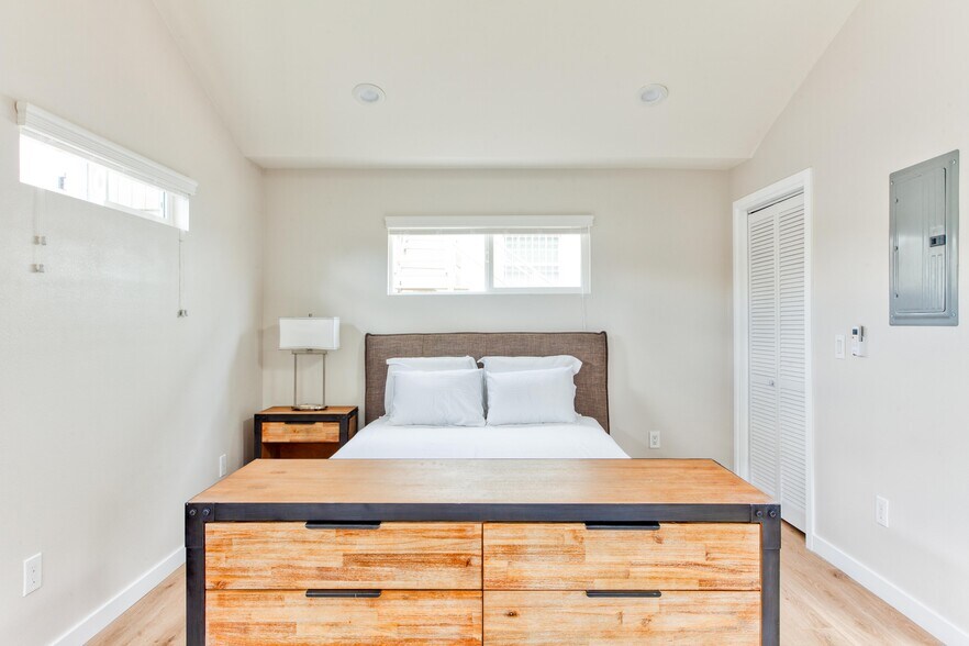 Building Photo - 630 E San Antonio Dr