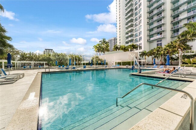 Building Photo - 1800 N Bayshore Dr