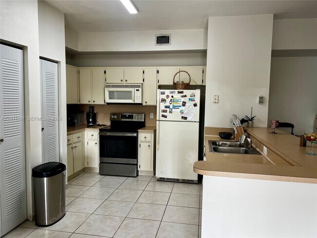 Building Photo - 7290 NW 114th Ave