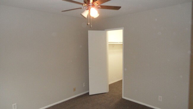 Building Photo - Ground Level 2BR 2BA in Park Tustin Commun...