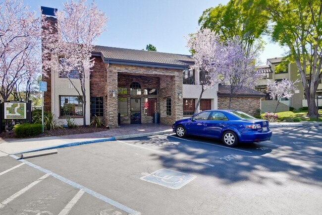 Building Photo - 1 Bed 1 Bath With Lots of Amenities!