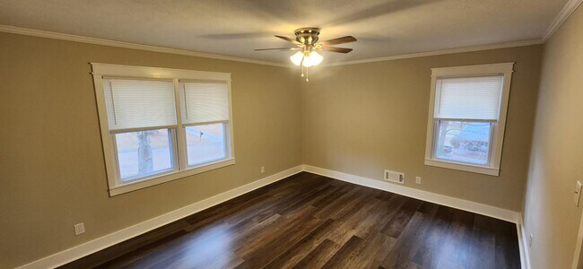 Building Photo - 403 Leola Dr