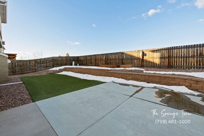 Building Photo - STUNNING 4BD HOME w/ NO ELECTRIC BILL! - Security Deposit Waiver Available