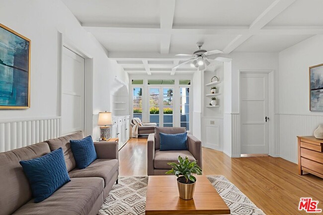 Building Photo - 307 S Doheny Dr