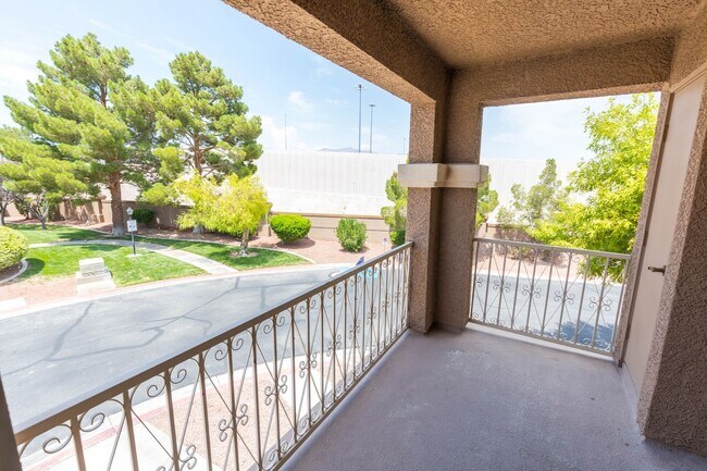 Building Photo - Available! 2 Bedroom Townhome inside Pacif...