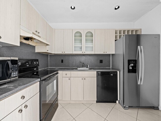 Building Photo - 1 Jacaranda Country Club Dr