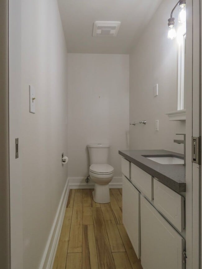 Building Photo - Gorgeous Ranch Style 3 Bedroom Home In Lake Oswego Available Now !!!