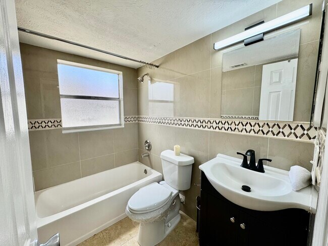 Building Photo - 10008 Twin Lakes Dr
