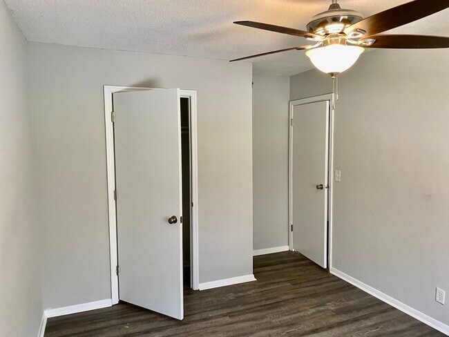 Building Photo - Hillcrest Apts: Rossville 2Bed/1Bath Apart...