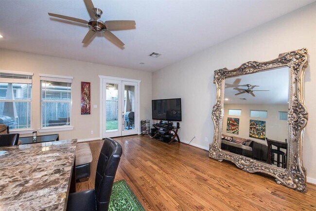 Building Photo - 5927 Kansas St