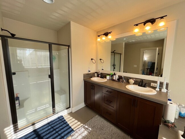 Building Photo - Lovely 3 Bed + 2.5 Bath in Bethany Creek F...