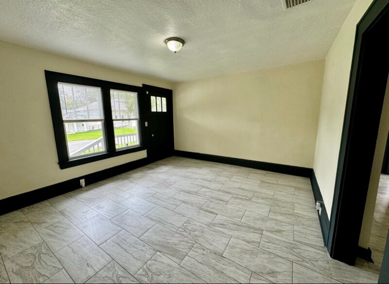 Building Photo - 2923 Rosselle St