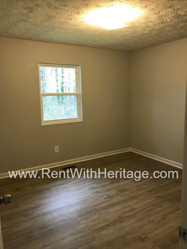 Building Photo - FANTASTIC 2 BEDROOM 1.5 BATH DUPLEX WITH ALL THE UPGRADES / GREAT LOCATION