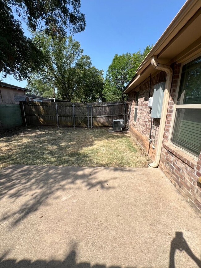 Building Photo - McGregor duplex