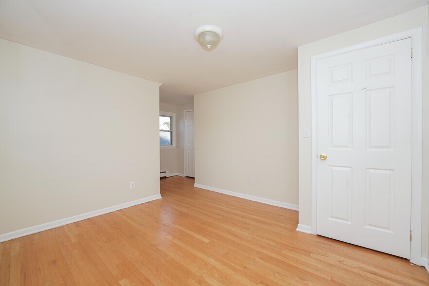 Building Photo - 142 Maple Ave