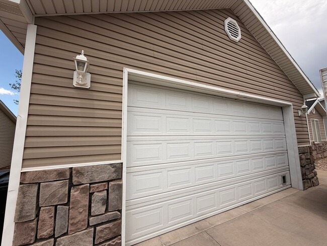 Building Photo - Spacious 3-Bedroom, 2-Bathroom Home with a Beautiful Yard in Cedar City
