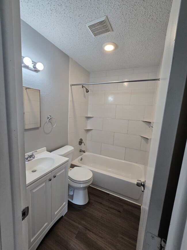 Building Photo - 3 Bedroom Ranch with large fenced in backyard