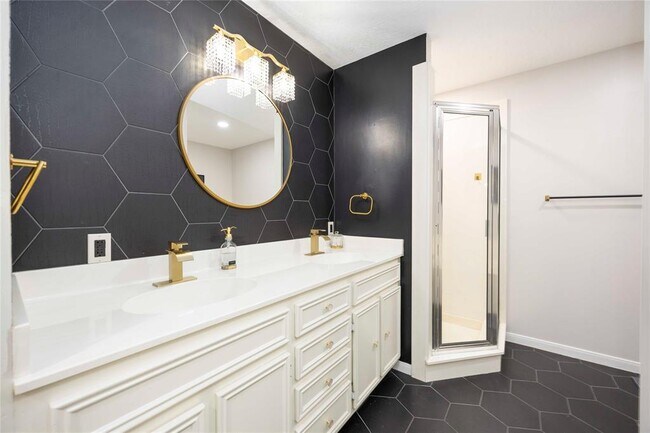 Building Photo - 5511 Green Timbers Dr