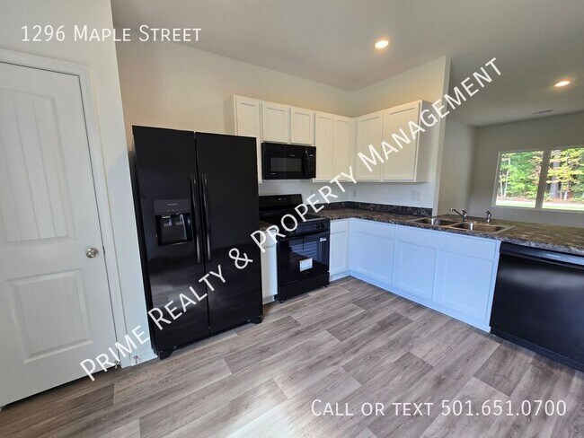 Building Photo - 1296 Maple St