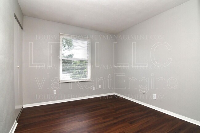 Building Photo - 214 E 13th St