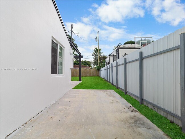 Building Photo - 6436 SW 11th St
