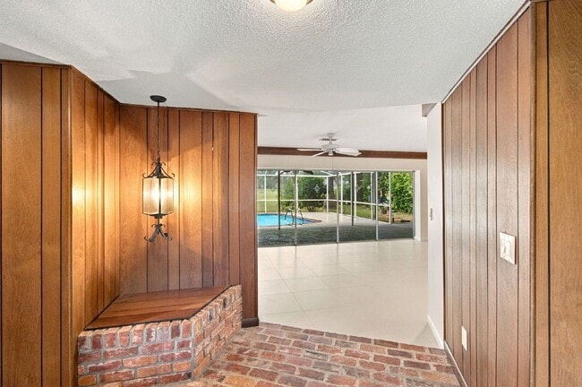 Building Photo - 1257 Fairway Cir S